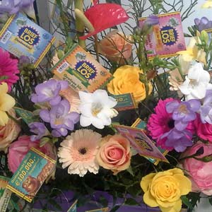 Das Blümchen - Blumen und Mehr: Blumen, Topfpflanzen, Geschenkartikel, Duftkerzen, Raumdüfte, dekorierte Blumenstöcke: Sonderbestellungen buntes Gesteck mit Brieflosen